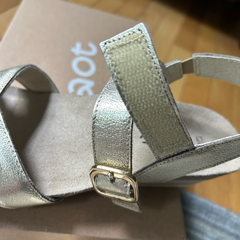 ❌SOLD❌NIB Naot Throne Gold Strappy Sandals - Picture 9 of 10
